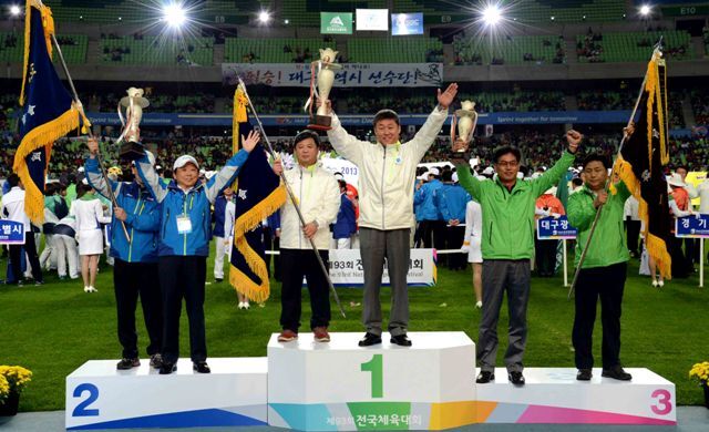 17일 대구시 수성구 대구스타디움에서 열린 제93회 전국체육대회 폐회식에서 개최지 대구시와 서울시를 크게 따돌리고 종합우승 11연패의 신화를 창조한 경기도 선수단의 이태영 총감독이 시상대 가장 높은 곳에 올라 우승기와 우승트로피를 들어보이고 있다. 전형민기자 hmjeon@kyeonggi.com