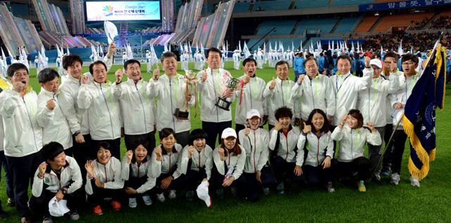17일 대구시 수성구 대구스타디움에서 열린 제93회 전국체육대회 폐회식에서 메달과 득점 모두 1위를 차지하며 출전사상 종합우승 11연패를 달성한 경기도 선수단이 이태영 총감독과 선수들이 우승기와 우승트로피를 들고 승리의 기쁨을 만끽하고 있다. 전형민기자 hmjeon@kyeonggi.com