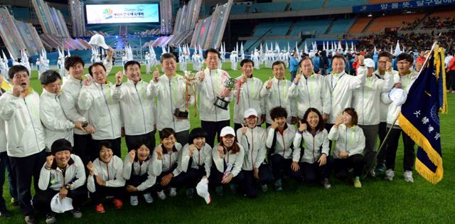17일 대구시 수성구 대구스타디움에서 열린 제93회 전국체육대회 폐회식에서 메달과 득점 모두 1위를 차지하며 출전사상 종합우승 11연패를 달성한 경기도 선수단이 이태영 총감독과 선수들이 우승기와 우승트로피를 들고 승리의 기쁨을 만끽하고 있다. 전형민기자 hmjeon@kyeonggi.com