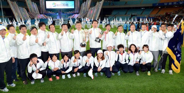 17일 대구시 수성구 대구스타디움에서 열린 제93회 전국체육대회 폐회식에서 메달과 득점 모두 1위를 차지하며 출전사상 종합우승 11연패를 달성한 경기도 선수단이 이태영 총감독과 선수들이 우승기와 우승트로피를 들고 승리의 기쁨을 만끽하고 있다. 전형민기자 hmjeon@kyeonggi.com