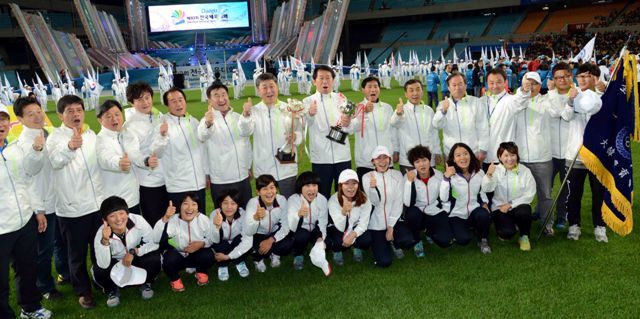 17일 대구시 수성구 대구스타디움에서 열린 제93회 전국체육대회 폐회식에서 메달과 득점 모두 1위를 차지하며 출전사상 종합우승 11연패를 달성한 경기도 선수단이 이태영 총감독과 선수들이 우승기와 우승트로피를 들고 승리의 기쁨을 만끽하고 있다. 전형민기자 hmjeon@kyeonggi.com