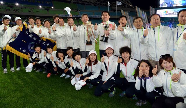 17일 대구시 수성구 대구스타디움에서 열린 제93회 전국체육대회 폐회식에서 메달과 득점 모두 1위를 차지하며 출전사상 종합우승 11연패를 달성한 경기도 선수단이 이태영 총감독과 선수들이 우승기와 우승트로피를 들고 승리의 기쁨을 만끽하고 있다. 전형민기자 hmjeon@kyeonggi.com