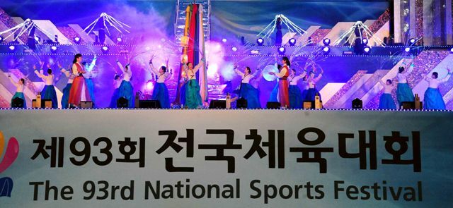 17일 대구스타디움에서 열린 제93회 전국체육대회 폐막식에서 내년도 개최지인 인천시의 인천시립무용단이 ‘빛의 인천’이란 주제로 공연을 하고 있다. 전형민기자 hmjeon@kyeonggi.com