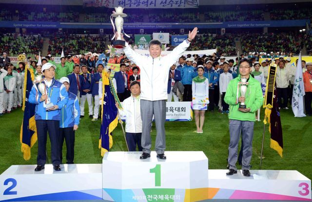 17일 대구시 수성구 대구스타디움에서 열린 제93회 전국체육대회 폐회식에서 개최지 대구시와 서울시를 크게 따돌리고 종합우승 11연패의 신화를 창조한 경기도 선수단의 이태영 총감독이 시상대 가장 높은 곳에 올라 우승기와 우승트로피를 들어보이고 있다. 전형민기자 hmjeon@kyeonggi.com