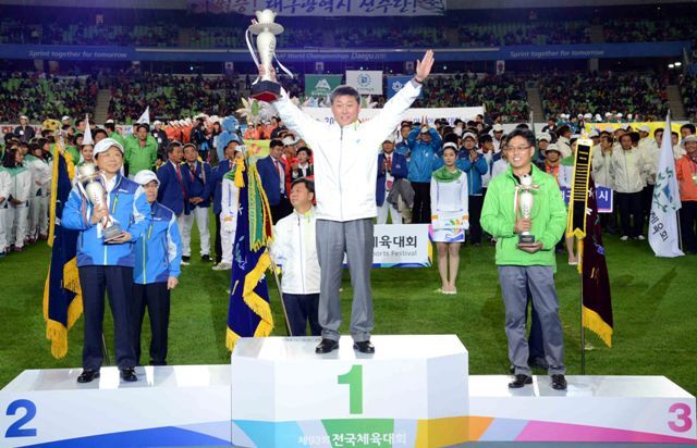 17일 대구시 수성구 대구스타디움에서 열린 제93회 전국체육대회 폐회식에서 개최지 대구시와 서울시를 크게 따돌리고 종합우승 11연패의 신화를 창조한 경기도 선수단의 이태영 총감독이 시상대 가장 높은 곳에 올라 우승기와 우승트로피를 들어보이고 있다. 전형민기자 hmjeon@kyeonggi.com