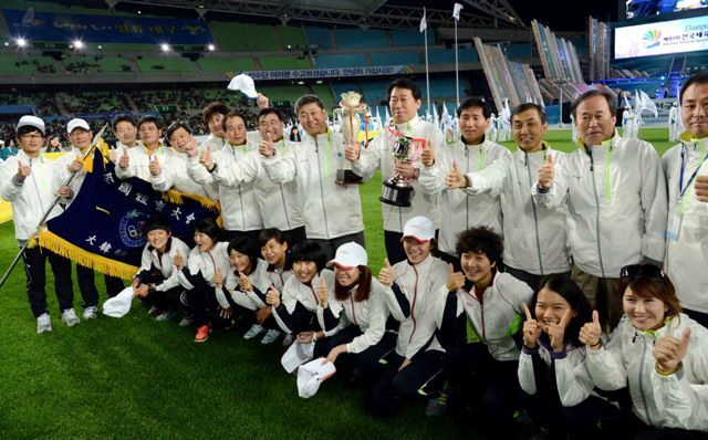 17일 대구시 수성구 대구스타디움에서 열린 제93회 전국체육대회 폐회식에서 메달과 득점 모두 1위를 차지하며 출전사상 종합우승 11연패를 달성한 경기도 선수단이 이태영 총감독과 선수들이 우승기와 우승트로피를 들고 승리의 기쁨을 만끽하고 있다. 전형민기자 hmjeon@kyeonggi.com