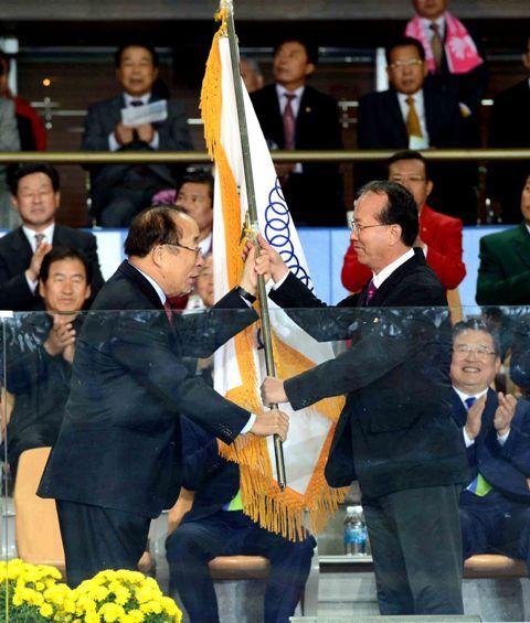 17일 대구스타디움에서 열린 제93회 전국체육대회 폐막식에서 김범일 대구시장과 박용성 대한체육회장으로 부터 내년도 개최지인 인천시 김진영 정무부시장이 대회기를 인수받고 있다. 전형민기자 hmjeon@kyeonggi.com