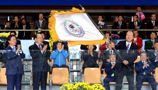 17일 대구스타디움에서 열린 제93회 전국체육대회 폐막식에서 김범일 대구시장과 박용성 대한체육회장으로 부터 내년도 개최지인 인천시 김진영 정무부시장이 대회기를 인수받고 있다. 전형민기자 hmjeon@kyeonggi.com