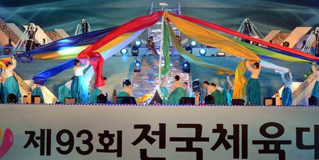 17일 대구스타디움에서 열린 제93회 전국체육대회 폐막식에서 내년도 개최지인 인천시의 인천시립무용단이 ‘빛의 인천’이란 주제로 공연을 하고 있다. 전형민기자 hmjeon@kyeonggi.com