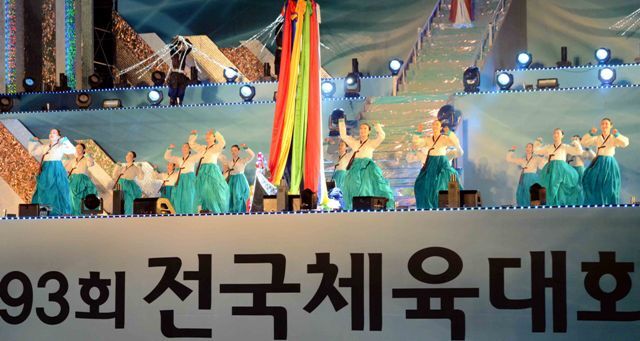17일 대구스타디움에서 열린 제93회 전국체육대회 폐막식에서 내년도 개최지인 인천시의 인천시립무용단이 ‘빛의 인천’이란 주제로 공연을 하고 있다. 전형민기자 hmjeon@kyeonggi.com