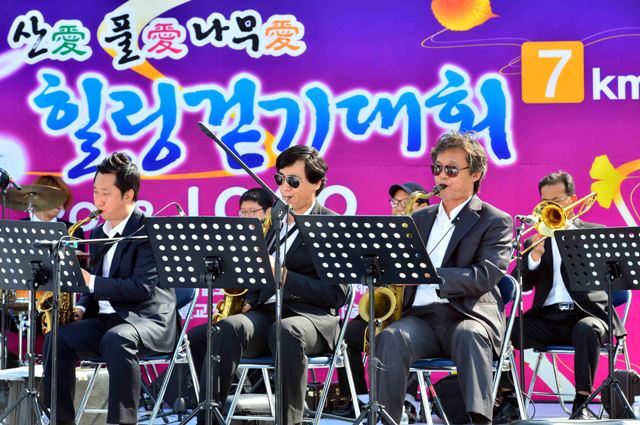 20일 남양주 봉선사 일대에서 열린 '2012 광릉 숲 힐링 걷기대회'에서 다산팝스오케스트라가 공연을 펼치고  있다. 김시범기자 sbkim@kyeonggi.com