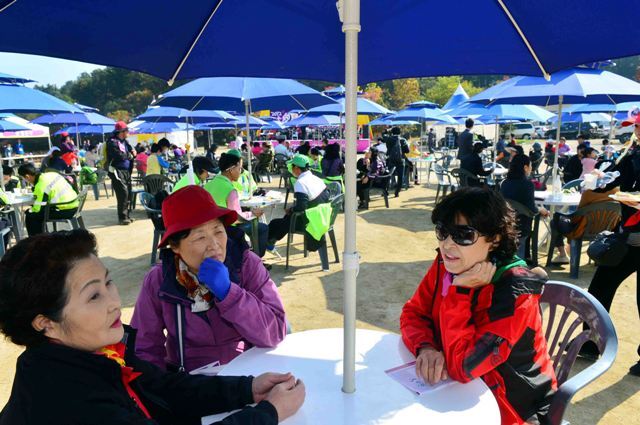 20일 남양주 봉선사 일대에서 열린 '2012 광릉 숲 힐링 걷기대회'에서 7km코스를 완주한 시민들이 파라솔에서 휴식을 취하고 있다. 김시범기자 sbkim@kyeonggi.com