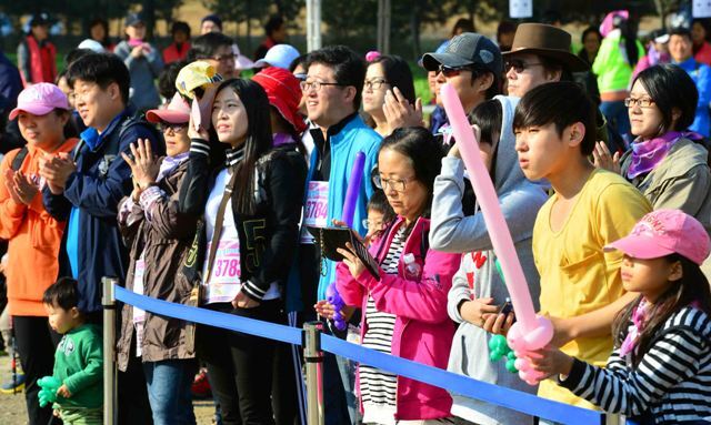 20일 남양주 봉선사 일대에서 열린 '2012 광릉 숲 힐링 걷기대회'에서 시민들이 각종 공연을 구경하고 있다. 김시범기자 sbkim@kyeonggi.com