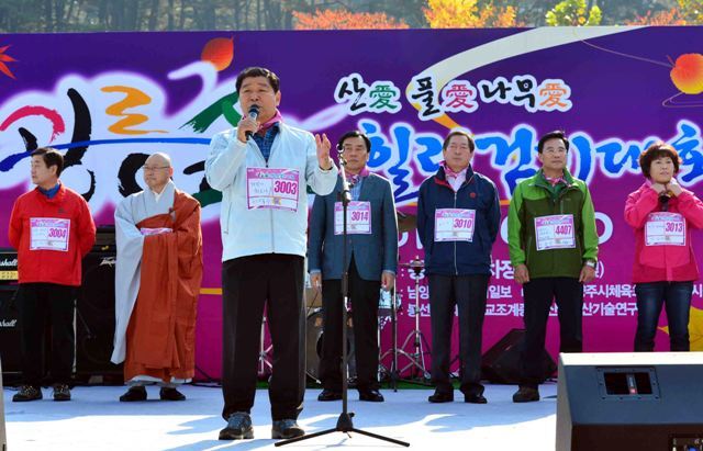 20일 남양주 봉선사 일대에서 열린 '2012 광릉 숲 힐링 걷기대회'에서 이석우 남양주 시장이 인사를 하고 있다. 김시범기자 sbkim@kyeonggi.com