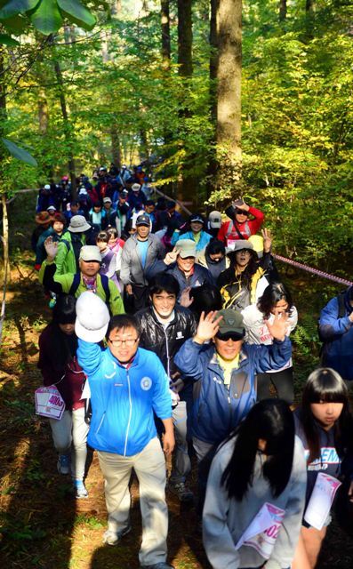20일 남양주 봉선사 일대에서 열린 '2012 광릉 숲 힐링 걷기대회'에 참가한 2천여명의 시민들이 상쾌한 가을바람과 본격적으로 물들어가는 단풍 숲을 만끽하며 힘차게 걷고 있다. 김시범기자 sbkim@kyeonggi.com