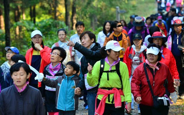 20일 남양주 봉선사 일대에서 열린 '2012 광릉 숲 힐링 걷기대회'에 참가한 2천여명의 시민들이 상쾌한 가을바람과 본격적으로 물들어가는 단풍 숲을 만끽하며 힘차게 걷고 있다. 김시범기자 sbkim@kyeonggi.com