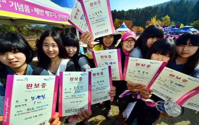 20일 남양주 봉선사 일대에서 열린 '2012 광릉 숲 힐링 걷기대회'에서 7km코스를 완주한 여학생들이 완보증을 자랑하고 있다. 김시범기자 sbkim@kyeonggi.com