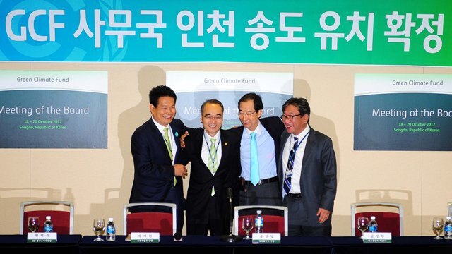 녹색기후기금(GCF) 사무국의 인천시 연수구 송도국제도시 유치가 확정된 20일 GCF 2차 이사회 개최장소인 송도컨벤시아에서 송영길 인천시장과 박재완 기획재정부 장관, 한덕수 GCF 유치위원장등이 얼싸 안으며 유치 기쁨을 나누고 있다. 장용준기자 jyjun@kyeonggi.com
