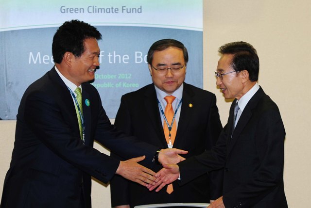 녹색기후기금(GCF) 사무국의 인천시 연수구 송도국제도시 유치가 확정된 20일 GCF 2차 이사회 개최장소인 송도컨벤시아를 깜짝 방문한 이명박 대통령이 송영길 인천시장에게 축하 인사를 건네고 있다. 장용준기자 jyjun@kyeonggi.com