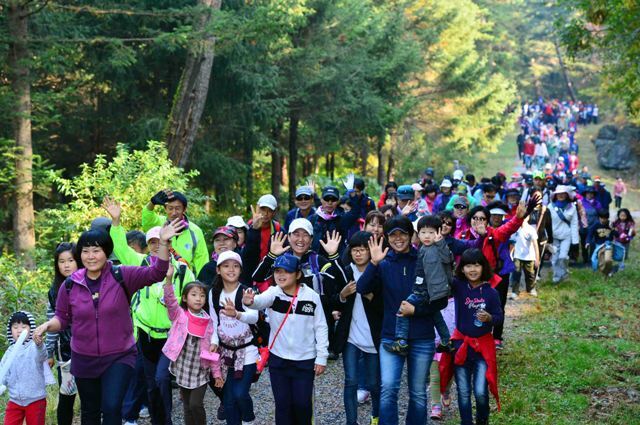 20일 남양주 봉선사 일대에서 열린 '2012 광릉 숲 힐링 걷기대회'에 참가한 2천여명의 시민들이 상쾌한 가을바람과 본격적으로 물들어가는 단풍 숲을 만끽하며 힘차게 걷고 있다. 김시범기자 sbkim@kyeonggi.com