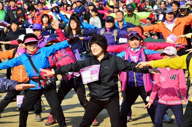 20일 남양주 봉선사 일대에서 열린 '2012 광릉 숲 힐링 걷기대회'에서 시민들이 출발직전 몸을 풀고 있다. 김시범기자 sbkim@kyeonggi.com