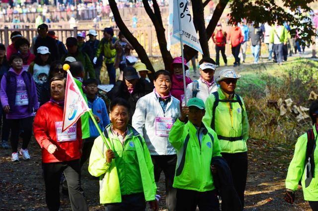 20일 남양주 봉선사 일대에서 열린 '2012 광릉 숲 힐링 걷기대회'에 참가한 2천여명의 시민들이 상쾌한 가을바람과 본격적으로 물들어가는 단풍 숲을 만끽하며 힘차게 걷고 있다. 김시범기자 sbkim@kyeonggi.com