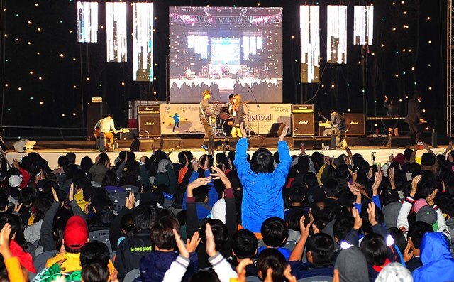 20일 2012 인천시 청소년 문화대축제 행사가 열린 문학경기장 동문광장에서 자리를 가득 메운 청소년들이 락 페스티벌 참가팀들의 열띤 경연을 관람하며 환호하고 있다. 장용준기자 jyjun@kyeonggi.com