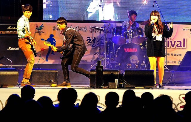 20일 2012 락 페스티벌에 참가한 중등부 팀이 쌀쌀한 가을 저녁의 밤을 열정 어린 공연으로 달구고 있다. 장용준기자 jyjun@kyeonggi.com