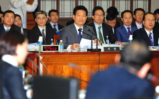 22일 국회 행정안전위원회의 인천시 국정감사가 실시된 시청 대회의실에서 송영길 인천시장이 의원들의 질의에 답변을 하고 있다.장용준기자 jyjun@kyeonggi.com
