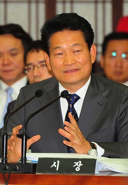 22일 국회 행정안전위원회의 인천시 국정감사가 실시된 시청 대회의실에서 송영길 인천시장이 의원들의 질의에 답변을 하고 있다.장용준기자 jyjun@kyeonggi.com