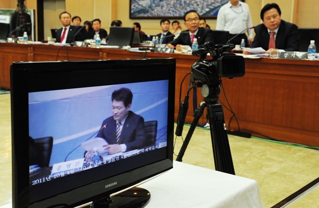 22일 국회 행정안전위원회의 인천시 국정감사가 실시된 시청 대회의실에서 한 의원이 준비한 송영길 인천시장의 자료 영상을 상영하며 질의를 하고 있다.장용준기자 jyjun@kyeonggi.com
