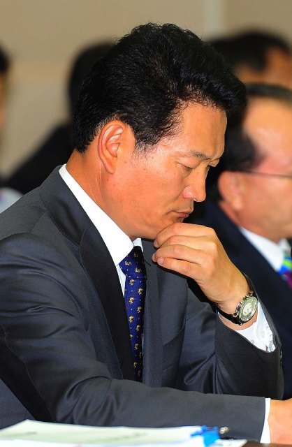 22일 국회 행정안전위원회의 인천시 국정감사가 실시된 시청 대회의실에서 송영길 인천시장이 다양한 표정으로 질의 경청과 답변을 하고 있다.장용준기자 jyjun@kyeonggi.com