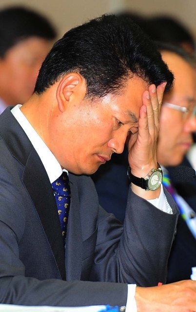22일 국회 행정안전위원회의 인천시 국정감사가 실시된 시청 대회의실에서 송영길 인천시장이 다양한 표정으로 질의 경청과 답변을 하고 있다.장용준기자 jyjun@kyeonggi.com