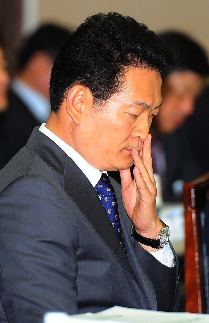 22일 국회 행정안전위원회의 인천시 국정감사가 실시된 시청 대회의실에서 송영길 인천시장이 다양한 표정으로 질의 경청과 답변을 하고 있다.장용준기자 jyjun@kyeonggi.com