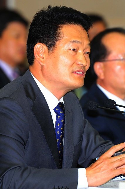 22일 국회 행정안전위원회의 인천시 국정감사가 실시된 시청 대회의실에서 송영길 인천시장이 다양한 표정으로 질의 경청과 답변을 하고 있다.장용준기자 jyjun@kyeonggi.com