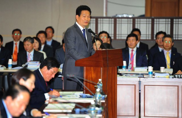 22일 국회 행정안전위원회의 인천시 국정감사가 실시된 시청 대회의실에서 송영길 인천시장이 인사말을 하고 있다.장용준기자 jyjun@kyeonggi.com