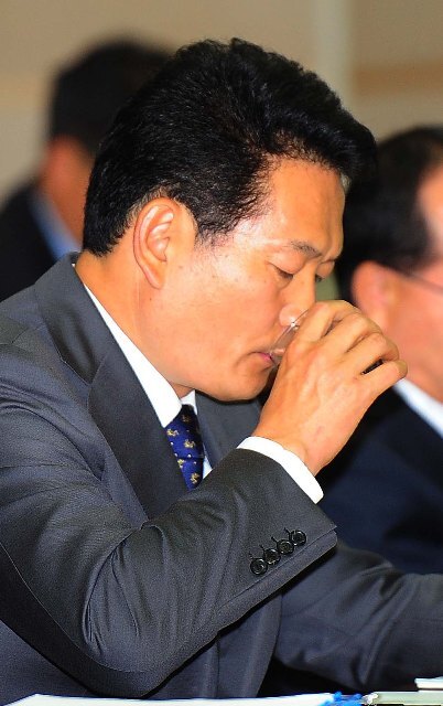 22일 국회 행정안전위원회의 인천시 국정감사가 실시된 시청 대회의실에서 송영길 인천시장이 다양한 표정으로 질의 경청과 답변을 하고 있다.장용준기자 jyjun@kyeonggi.com