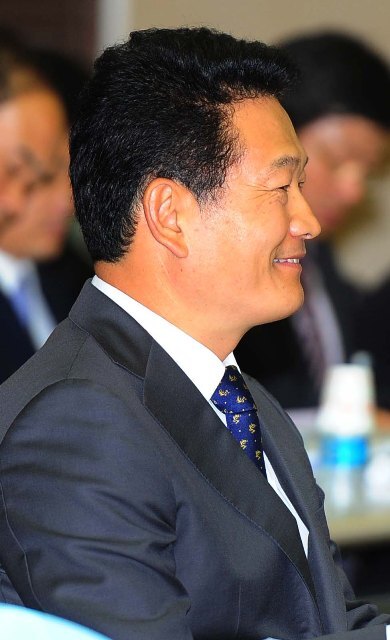22일 국회 행정안전위원회의 인천시 국정감사가 실시된 시청 대회의실에서 송영길 인천시장이 다양한 표정으로 질의 경청과 답변을 하고 있다.장용준기자 jyjun@kyeonggi.com
