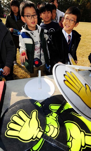 축제 행사장인 잔디 운동장에서 학생들이 재미 있는 표정으로 가위 바위 보 게임을 하고 있다. 장용준기자 jyjun@kyeonggi.com