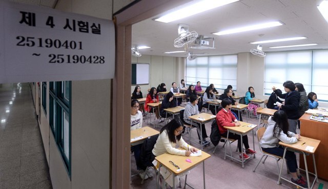 2013학년도 대입 수능 시험이 치러진 8일 인천시 교육청 제25지구 제19시험장인 연수구 인천여고에서 수험생들이 시험지 배부를 기다리며 답안지를 작성하고  있다. 장용준기자 jyjun@kyeonggi.com
