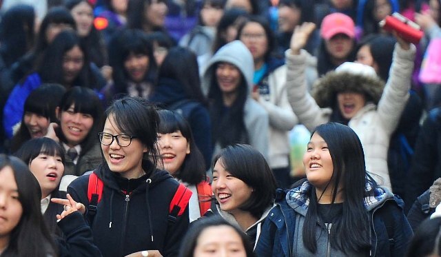 2013학년도 대입 수능 시험이 치러진 8일 오후 인천시 교육청 제25지구 제53시험장인 남동구 신명여고에서 시험을 마친 수험생들이 홀가분한 표정으로 교문을 빠져 나오고 있다. 장용준기자 jyjun@kyeonggi.com