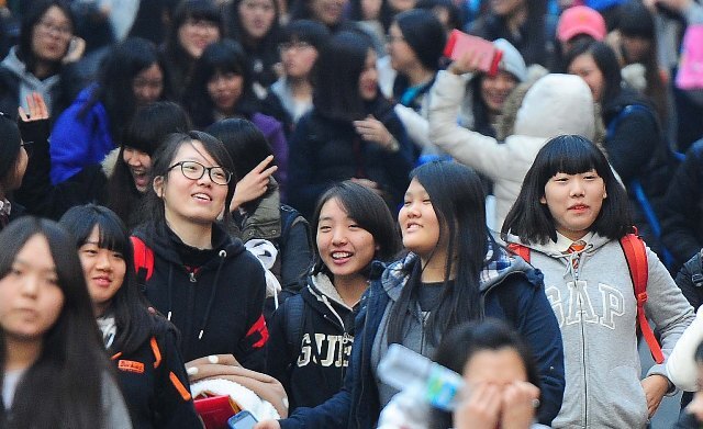 2013학년도 대입 수능 시험이 치러진 8일 오후 인천시 교육청 제25지구 제53시험장인 남동구 신명여고에서 시험을 마친 수험생들이 홀가분한 표정으로 교문을 빠져 나오고 있다. 장용준기자 jyjun@kyeonggi.com