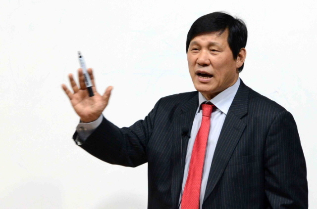 20일 수원시 평생학습관 대강당에서 열린 11월 명사특강에서 허구연 야구해설위원이 ‘프로야구의 세계와 10구단’ 이란 주제로 특강을 하고 있다. 전형민기자 hmjeon@kyeonggi.com