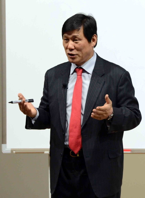 20일 수원시 평생학습관 대강당에서 열린 11월 명사특강에서 허구연 야구해설위원이 ‘프로야구의 세계와 10구단’ 이란 주제로 특강을 하고 있다. 전형민기자 hmjeon@kyeonggi.com