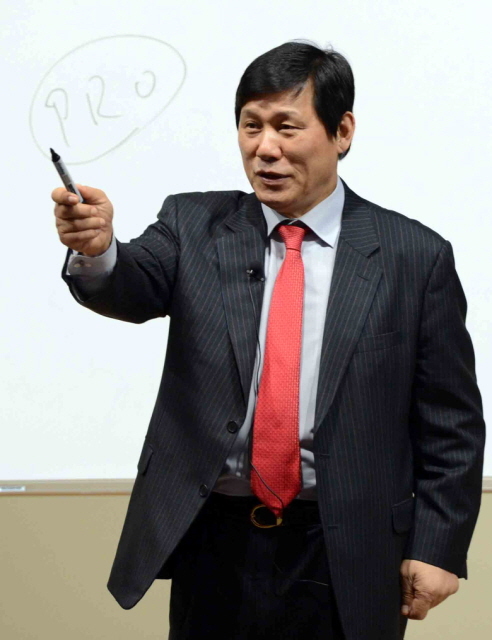 20일 수원시 평생학습관 대강당에서 열린 11월 명사특강에서 허구연 야구해설위원이 ‘프로야구의 세계와 10구단’ 이란 주제로 특강을 하고 있다. 전형민기자 hmjeon@kyeonggi.com