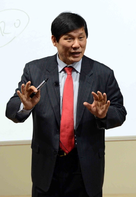 20일 수원시 평생학습관 대강당에서 열린 11월 명사특강에서 허구연 야구해설위원이 ‘프로야구의 세계와 10구단’ 이란 주제로 특강을 하고 있다. 전형민기자 hmjeon@kyeonggi.com