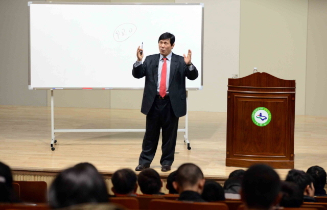 20일 수원시 평생학습관 대강당에서 열린 11월 명사특강에서 허구연 야구해설위원이 ‘프로야구의 세계와 10구단’ 이란 주제로 특강을 하고 있다. 전형민기자 hmjeon@kyeonggi.com