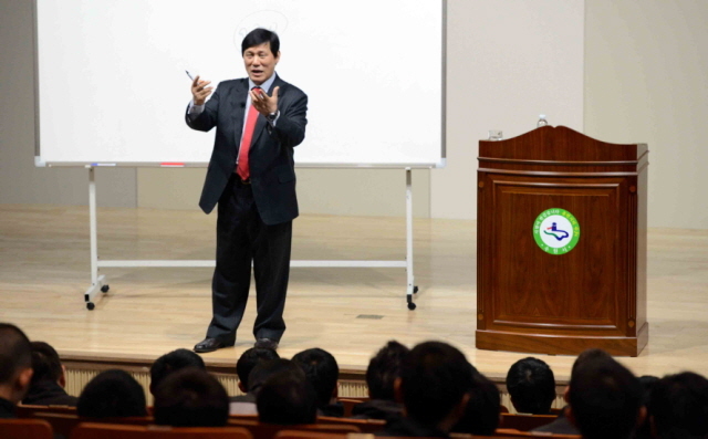 20일 수원시 평생학습관 대강당에서 열린 11월 명사특강에서 허구연 야구해설위원이 ‘프로야구의 세계와 10구단’ 이란 주제로 특강을 하고 있다. 전형민기자 hmjeon@kyeonggi.com