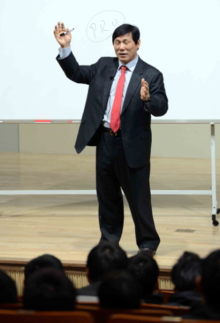 20일 수원시 평생학습관 대강당에서 열린 11월 명사특강에서 허구연 야구해설위원이 ‘프로야구의 세계와 10구단’ 이란 주제로 특강을 하고 있다. 전형민기자 hmjeon@kyeonggi.com