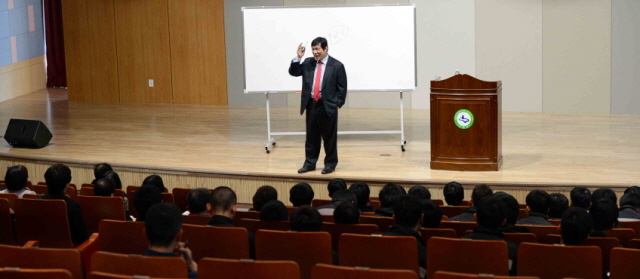 20일 수원시 평생학습관 대강당에서 열린 11월 명사특강에서 허구연 야구해설위원이 ‘프로야구의 세계와 10구단’ 이란 주제로 특강을 하고 있다. 전형민기자 hmjeon@kyeonggi.com
